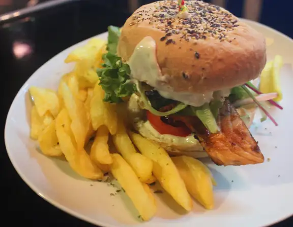 Hamburger saumon + frites